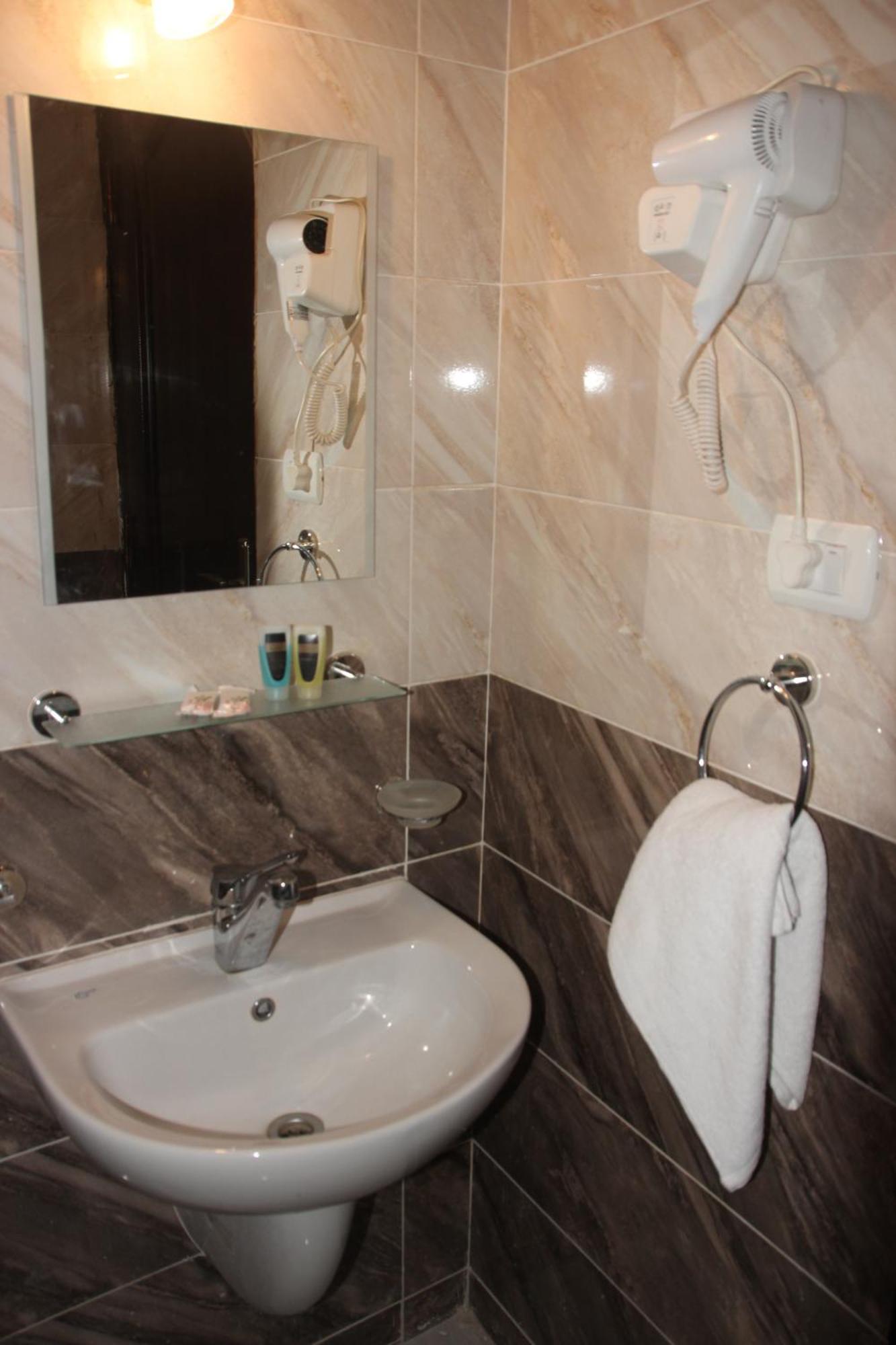 Farida Pyramids Boutique Hotel Kafret el-Gabal Exteriör bild